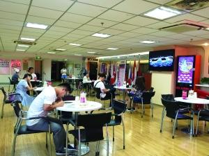 計劃出國留學的學生在中介填寫表格。