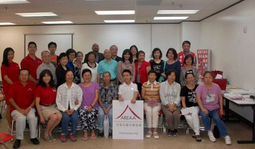 活動中獎者與主辦方代表在活動現(xiàn)場合影。(美國《世界日報》/陳開