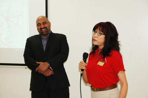 休斯敦亞裔地產(chǎn)協(xié)會會長林富桂(右)在活動(dòng)中鼓勵(lì)亞裔投票。(美國《世界日報(bào)》/盧淑君