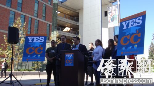 伍國慶(中)、方樹強(左二)呼吁廣大選民投票支持CC提案。(美國《僑報》/高睿