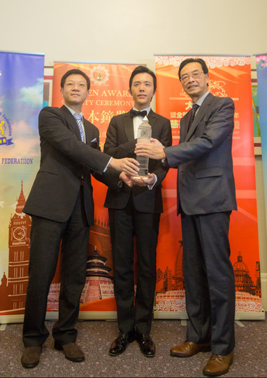 李俊辰與陳德樑(右)為李云迪(中)頒獎(jiǎng)