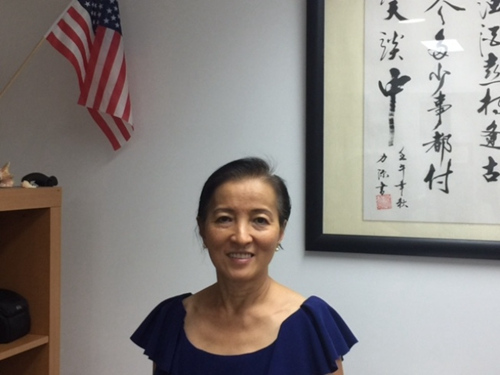 王美珠獲紐約每日新聞教育英雄大獎。(美國《世界日報》/王美珠供圖)