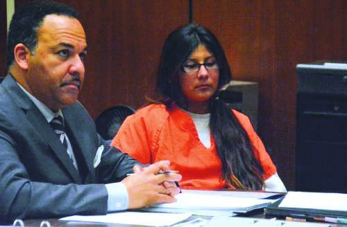 參與殺害紀(jì)欣然的嫌犯格雷羅(右)與其辯護(hù)律師(左)在法庭上。(網(wǎng)絡(luò)圖片)