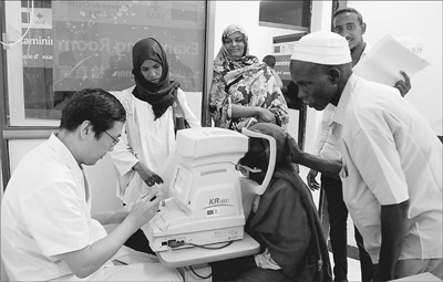 中國“光明行”蘇丹醫(yī)療隊(duì)醫(yī)生為當(dāng)?shù)匕變?nèi)障患者進(jìn)行術(shù)前檢查。(人民日?qǐng)?bào)記者