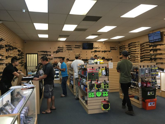 槍店開始出現(xiàn)華裔的身影