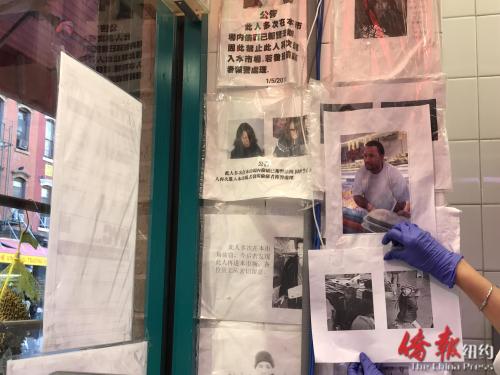 案發(fā)超市店員指出屢次于店內(nèi)犯案的竊賊。(美國(guó)《僑報(bào)》/陳辰