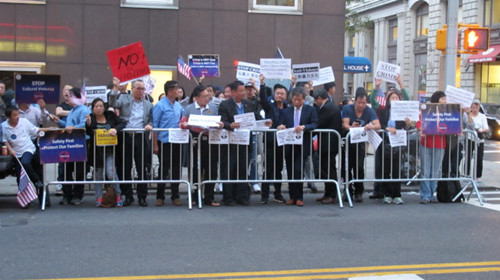 幾十名華裔在YG演唱會門口示威。(美國《世界日報》/高夢梓