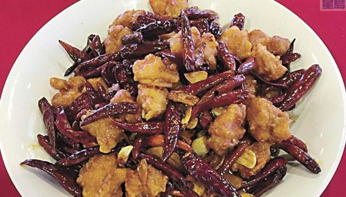 戴維斯加大中國學(xué)生涌入,為當?shù)刂胁惋嬍硯碜兏?。(美國《星島日報》)