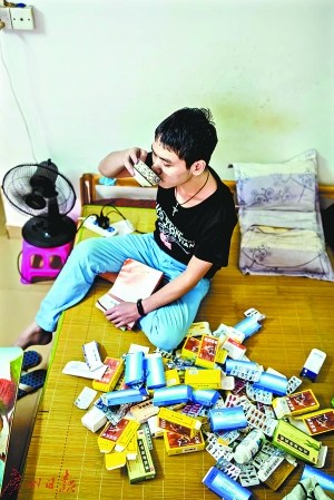 張意偉坐在出租屋的床上休息。(圖/廣州日?qǐng)?bào)記者陳憂子)