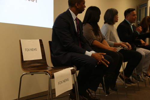 亞裔記者協(xié)會(huì)此前在華埠就此舉行的相關(guān)里民會(huì)中,??怂剐侣劸芙^出席。(美國(guó)《世界日?qǐng)?bào)》/洪群超