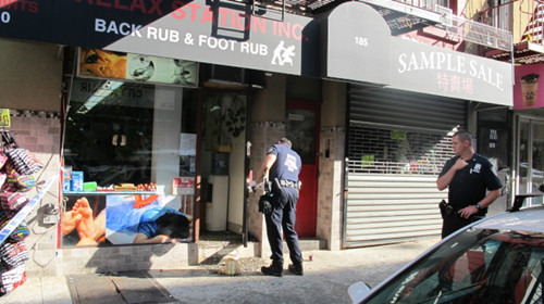 華埠按摩店遭醉漢破門盜竊。(美國《世界日報》/高夢梓
