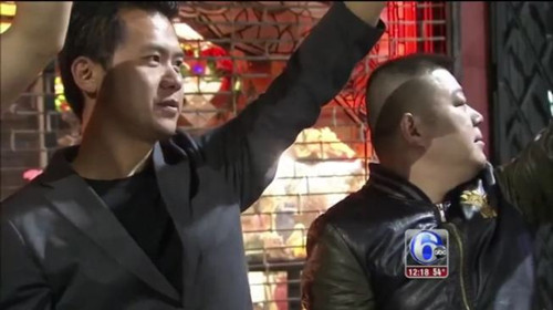 陳啟凡(左)15日白天參加“反暴力