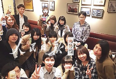 打工能夠使學(xué)子與當(dāng)?shù)孛癖娫黾咏佑|。圖為宋欣(第二排右二)與同事的合影。