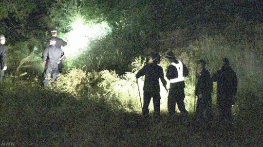 警方在案發(fā)現(xiàn)場(chǎng)搜查(網(wǎng)頁(yè)截圖)