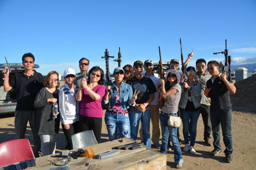 部分華人組團(tuán)到射擊場(chǎng)練習(xí)射擊。(美國(guó)《世界日?qǐng)?bào)》/啟鉻