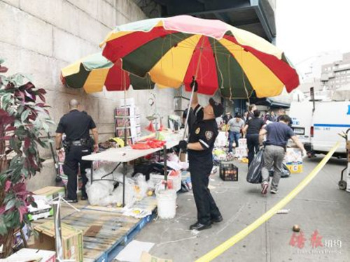警方在現(xiàn)場查處非法經(jīng)營蔬果攤。(美國《僑報(bào)》/楊柳依
