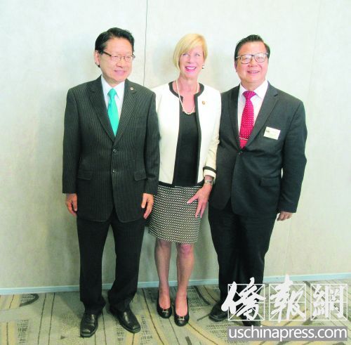 洛杉磯市社區(qū)大學(xué)理事會副主席伍國慶(左)和圣蓋博市市長廖欽和(右)為國會議員哈恩(中)參選洛杉磯縣第四選區(qū)縣政委員站臺。(美國《僑報》/翁羽