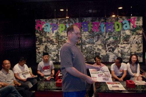 中國(guó)城軍火庫負(fù)責(zé)人郭立(中)讓學(xué)員閱讀世界日?qǐng)?bào)報(bào)導(dǎo),并講解如何防止卡膛現(xiàn)象。(美國(guó)《世界日?qǐng)?bào)》/記者攝影)