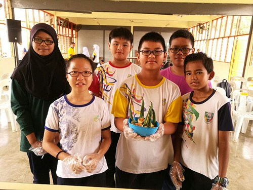 華裔及巫裔學(xué)生一同煮出中華美食釀豆腐。(馬來西亞《星洲日報》)