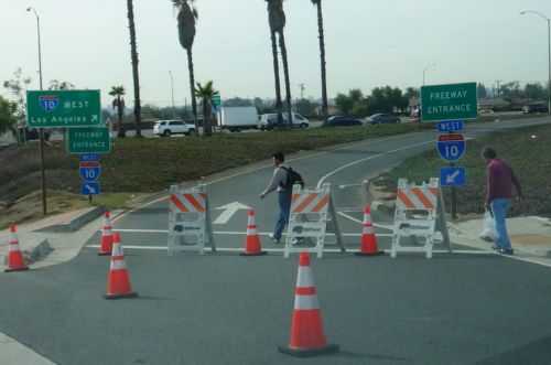 10號(hào)高速公路戴爾瑪大街入口被警方設(shè)路障關(guān)閉。(美國(guó)《僑報(bào)》/高睿