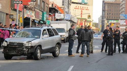 一輛私家車(chē)與警車(chē)相撞后,車(chē)頭損毀。(美國(guó)《世界日?qǐng)?bào)》/高夢(mèng)梓