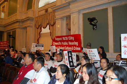 費(fèi)城中餐外賣店200位業(yè)主,31日高舉標(biāo)語(yǔ)參加市議會(huì)公聽會(huì)。(美國(guó)《世界日?qǐng)?bào)》/劉麟