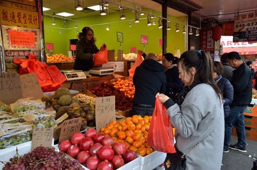 黃金商場(chǎng)門(mén)口十多年來(lái)都是賣服飾,今年夏天改為水果攤進(jìn)駐。(美國(guó)《世界日?qǐng)?bào)》/朱澤人