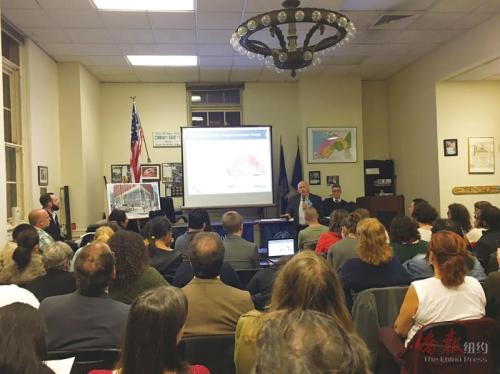 紐約布魯克林第七社委會3日晚激烈討論日落公園圖書館改造項目。(美國《僑報》/崔國萁