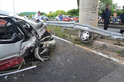 休旅車車頭毀壞不堪。(馬來西亞《星洲日報》)