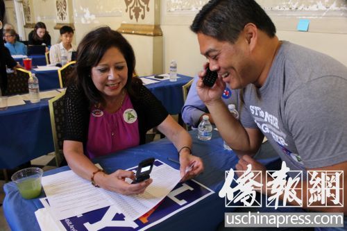 卜君毅(右)和索麗絲一起在競選辦公室打電話催票。(美國《僑報》/高睿