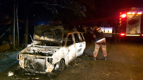 消拯隊鑒證組正在現(xiàn)場搜證。(馬來西亞《星洲日報》)