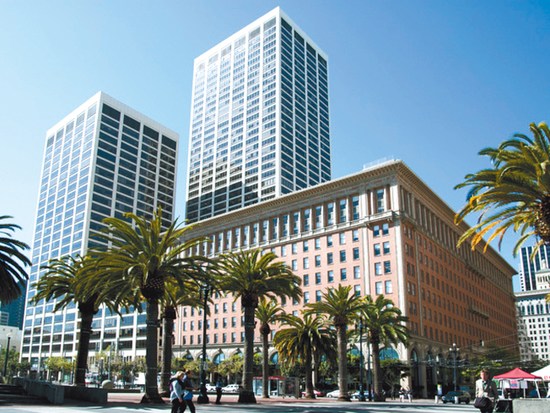 一名華裔女子在舊金山市場(chǎng)街一號(hào)大樓外,遇上兩名騙財(cái)?shù)姆且釈D人。(美國(guó)《世界日?qǐng)?bào)》/李秀蘭