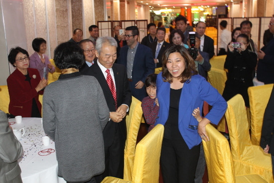 孟昭文帶著兩個孩子開心的來到慶祝派對現(xiàn)場。(美國《世界日報》/朱蕾