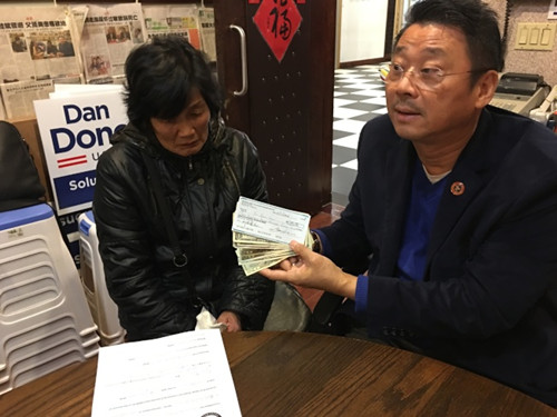 美國亞總會負(fù)責(zé)人將善款轉(zhuǎn)交給劉俊惠妻子。(美國《世界日報》/黃伊奕