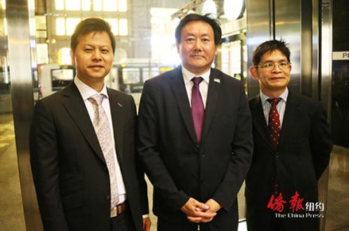 邱猛龍(中)和兩位合作搭檔劉錫樞(左)及樓新躍在特朗普大廈內(nèi)接受采訪。(美國《僑報》/管黎明