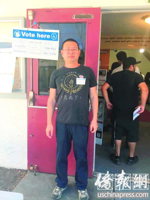 投票站華人義工周飛兵。(美國《僑報》/蕭東