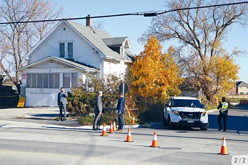 警方在發(fā)現(xiàn)中槍華裔男子臥尸現(xiàn)場(chǎng)調(diào)查。(加拿大《星島日?qǐng)?bào)》/資料圖片 )