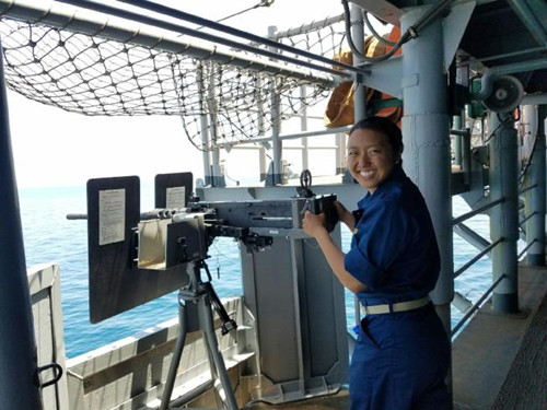 王錚伊在艦艇。(王錚伊提供)