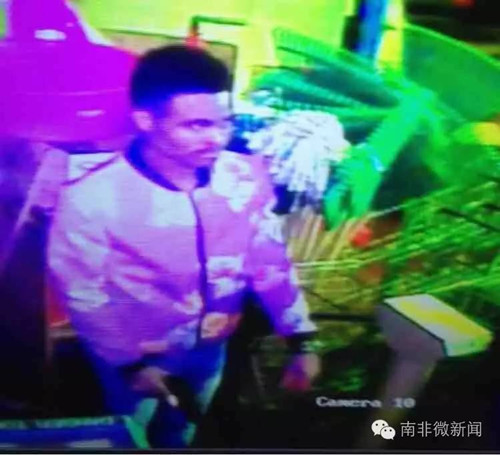 其中一名匪徒的監(jiān)控截圖。(南非華人網(wǎng))