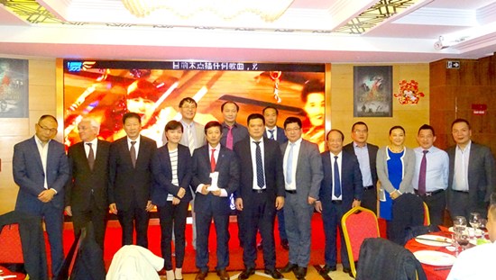 孫寒光與參加座談的部分嘉賓合影。(法國《歐洲時(shí)報(bào)》/孔帆