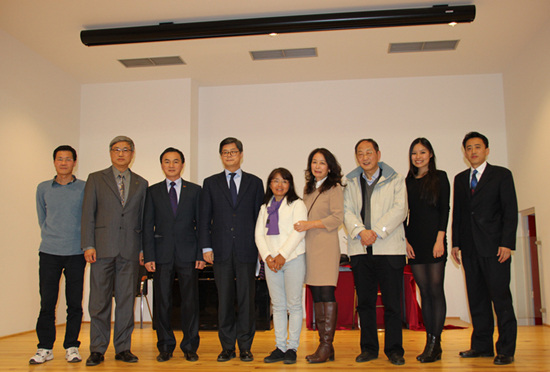 旅法生物醫(yī)學(xué)會成員與馬燕生公參合影。(法國《歐洲時(shí)報(bào)》/途捷