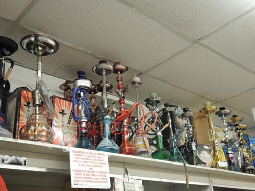 Hookahnuts售賣外形各異的水煙壺,右三的金槍造型更賣到斷貨。(美國《世界日報(bào)》/王靖雯