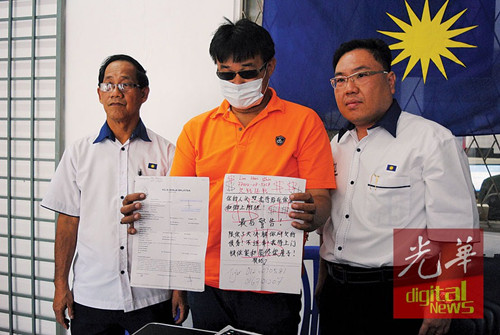 林氏在陳詮峰及沈耀權(quán)陪同下召開(kāi)記者會(huì)。(馬來(lái)西亞《光華日?qǐng)?bào)》)