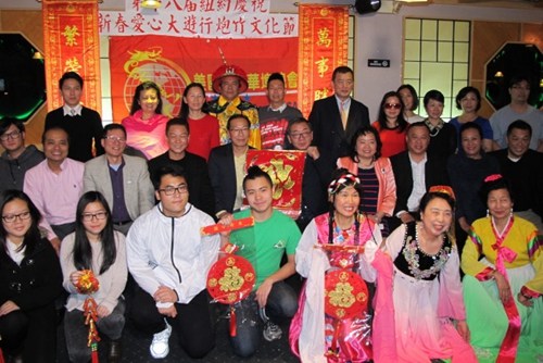 社區(qū)人士和參與機(jī)構(gòu)在記者會(huì)上,第二排左五為田士銳。(美國(guó)《世界日?qǐng)?bào)》/金春香