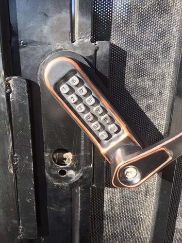 美國亞凱迪亞華人16日下午發(fā)現(xiàn)小區(qū)鐵門被撬。(美國《世界日報》/讀者提供)