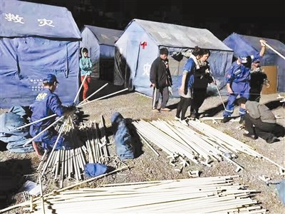 救援人員為涌入云南邊境的避戰(zhàn)緬甸民眾搭建帳篷