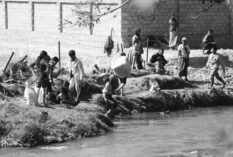 22日,緬甸邊民過(guò)河進(jìn)入中國(guó)畹町。