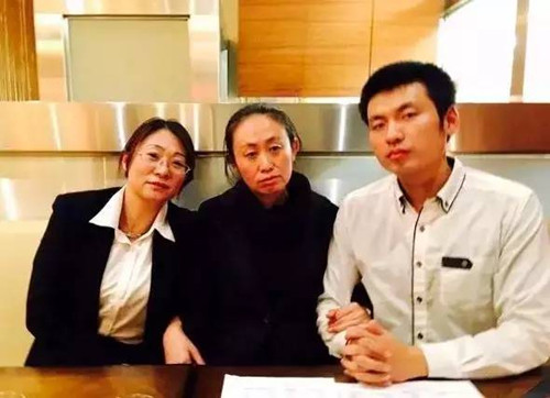 中國(guó)僑網(wǎng)俊龍(右)和上西,向江歌媽媽(中)轉(zhuǎn)交捐款。(在日華人圈提供)