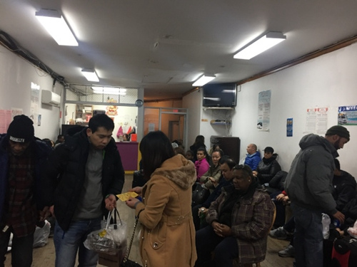 大批民眾趁感恩節(jié)坐長巴出行。(美國《世界日報》/高夢梓