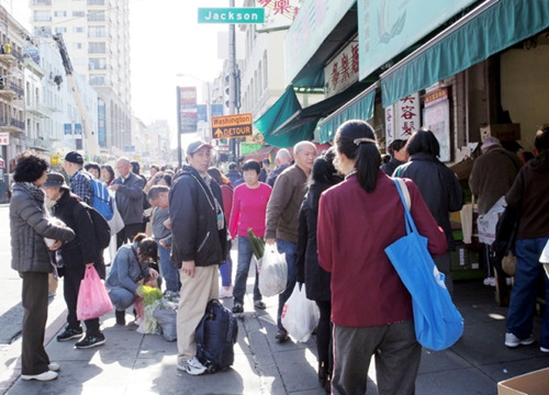 感恩節(jié)前夕華埠人潮涌現(xiàn)等候公交車(chē)。(美國(guó)《世界日?qǐng)?bào)》/關(guān)文杰